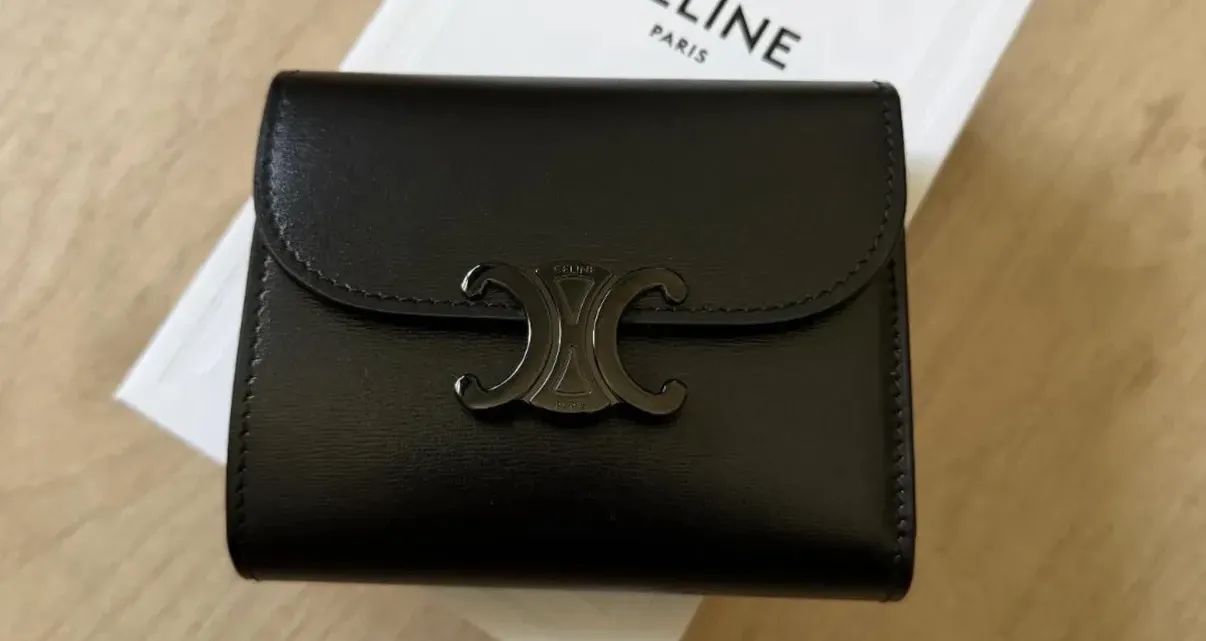 셀린느 스몰 플랩 월렛 트리옹프 샤이니 카프스킨 블랙